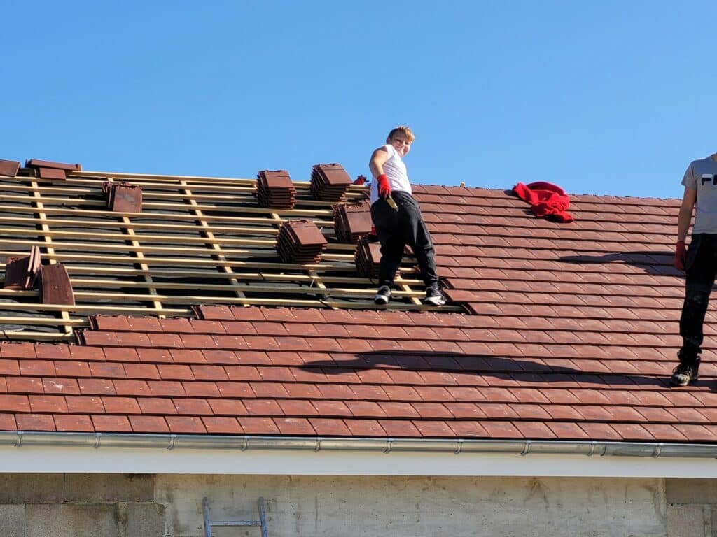 Couvreur Francky Kessler - Rénovation toiture presque finie sur cette maison - pose tuiles neuves en cours - Artisan couvreur 10 Aube Francky Kessler Couvreur Francky Kessler - Rénovation toiture presque finie sur cette maison - pose tuiles neuves en cours - Artisan couvreur 10 Aube Francky Kessler