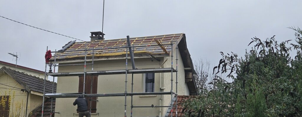 Couvreur Francky Kessler - Rénovation toiture en cours sur cette maison - Artisan couvreur 10 Aube Francky Kessler Couvreur Francky Kessler - Rénovation toiture en cours sur cette maison - Artisan couvreur 10 Aube Francky Kessler