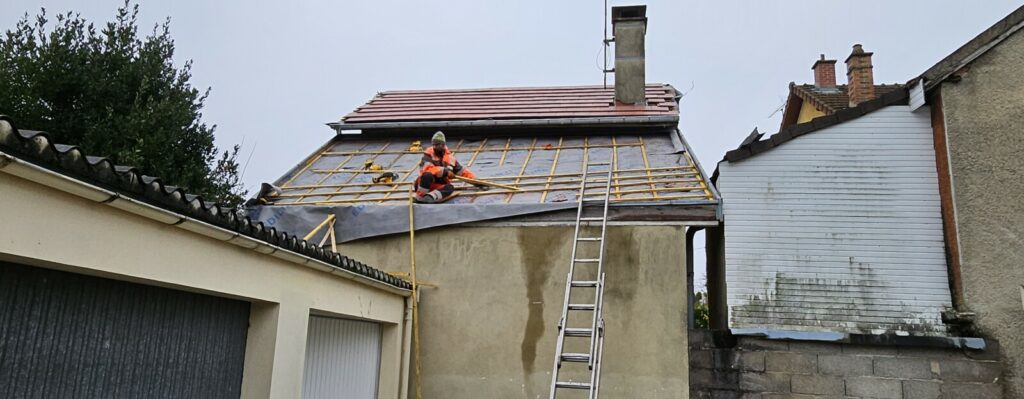 Couvreur Francky Kessler - Rénovation toiture en cours sur cette maison - Artisan couvreur 10 Aube Couvreur Francky Kessler - Rénovation toiture en cours sur cette maison - Artisan couvreur 10 Aube