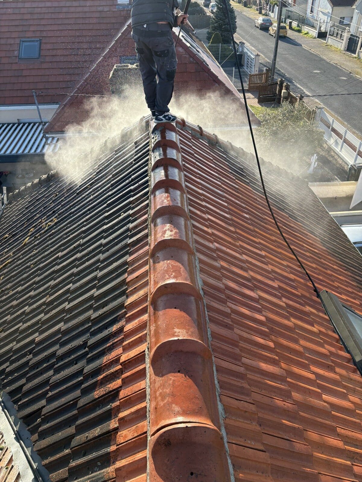 Nettoyage Démoussage toiture Maison 10100 Romilly sur Seine - jet haute pression en cours - Francky Kessler - couvreur
