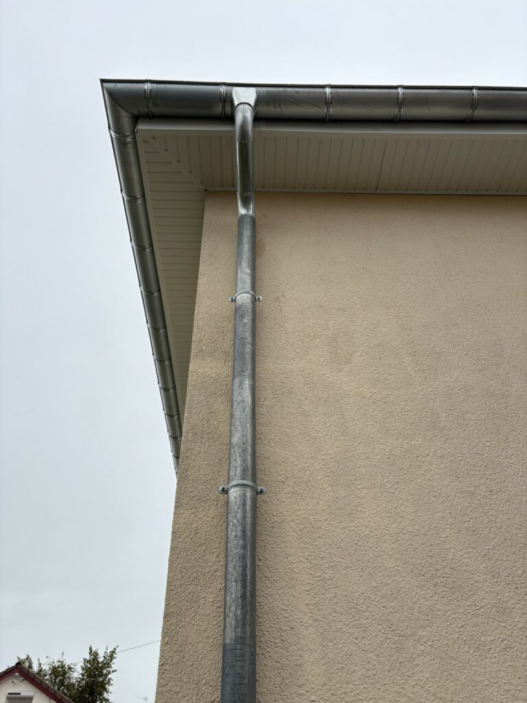 Couvreur 10 Kessler, descente, coude et gouttières PVC posés. 